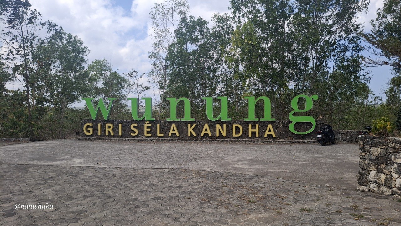 Mau Trekking Ditemani Kera Ekor Panjang? Disini Tempatnya